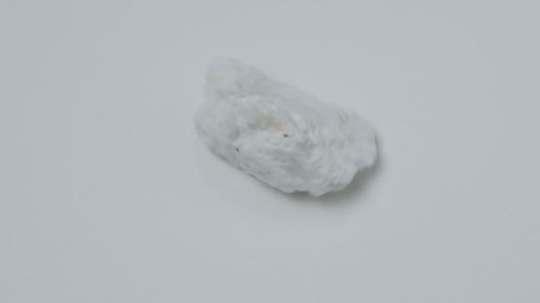 巨石咬碎矿物白色背景的特写 阿尔比恩上的水胺 — 图库视频影像
