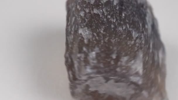 天然矿物萤石晶体 矿物萤石半透明石 白人背景 — 图库视频影像
