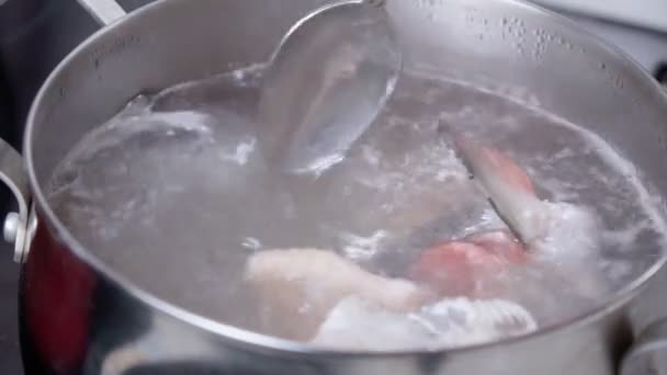 Bulion Zupy Rybnej Gotuje Się Gotowanie Gorącego Jedzenia Skupienie Selektywne — Wideo stockowe