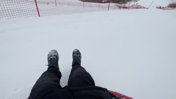 Zimowa Zabawa Młody Człowiek Zjeżdżający Wzgórza Śnieżnej Tubie Pov Video — Wideo stockowe