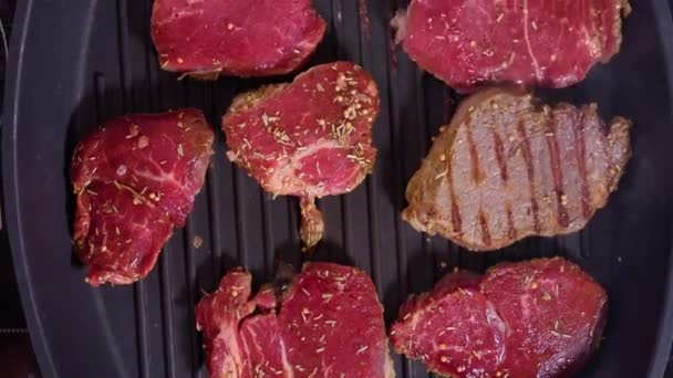 Kızartma Tavasında Izgara Biftek Yemek Yapmak Için Malzemeler Top View — Stok video