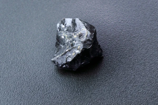 Pedra Obsidiana Preta Sobre Fundo Preto Vidro Natural Gema Mineral — Fotografia de Stock