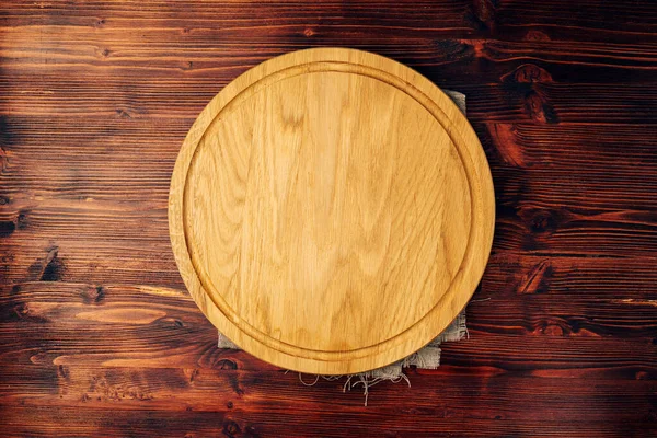 木制底座上的空的圆形厨房板 一个空的复制空间 — 图库照片