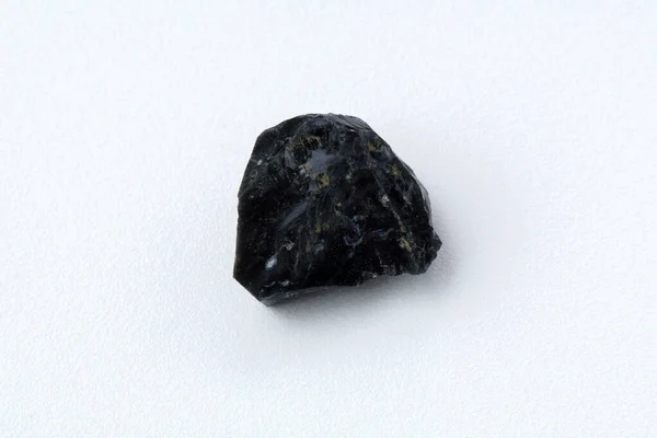 Batu Hitam Obsidian Dengan Latar Belakang Putih Kaca Alami Permata — Stok Foto