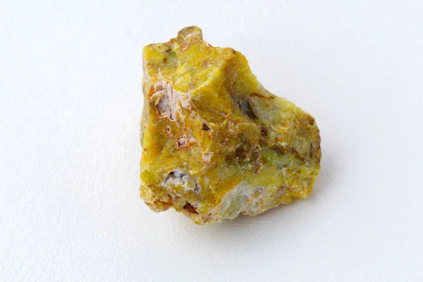 Szorstki Żółty Kryształ Opalny Niepolerowany Minerał Zbliżenie Białe Tło — Zdjęcie stockowe