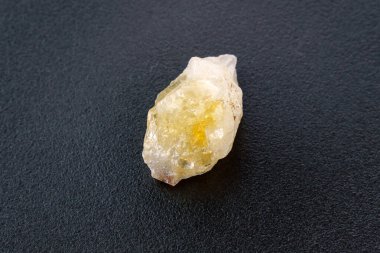 Tedavi edilmemiş kristal doğal taş, sarı kuvars. Seçici odak, siyah arkaplan