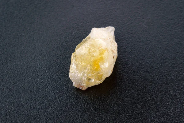Φυσική Πέτρα Από Ακατέργαστο Κρύσταλλο Κιτρίνης Κίτρινο Χαλαζία Επιλεκτική Εστίαση — Φωτογραφία Αρχείου
