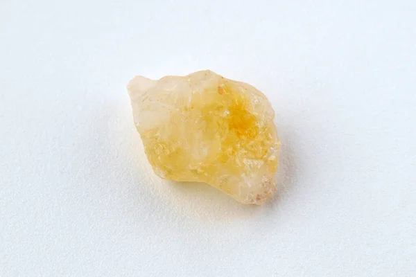 Naturalny Kamień Nieprzetworzonego Kryształu Cytrynowego Żółty Kwarc Skupienie Selektywne Białe — Zdjęcie stockowe