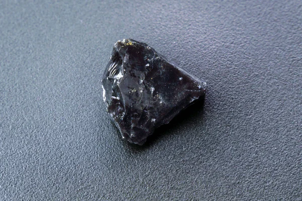 Οψιδιανός Βράχος Ηφαίστειο Υλικό Δύσκολες Άκρες Έντονο Μαύρο Φόντο Βράχου — Φωτογραφία Αρχείου