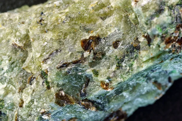 Pedra Com Peridoto Mineral Olivina Fundo Preto Close Macro — Fotografia de Stock