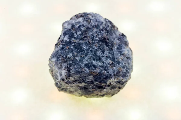 Kryształ Kamienia Klejnotowego Kordierytu Surowy Minerał Białe Tło — Zdjęcie stockowe