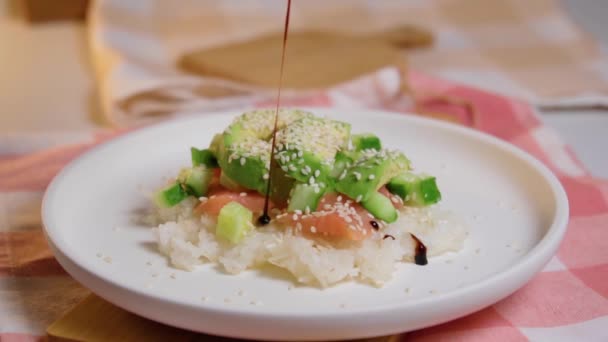 寿司ワッフルは ワッフルメーカー製のシャキッとしたご飯で 醤油サーモン カリカリのキュウリがトッピングされています スローモーション — ストック動画
