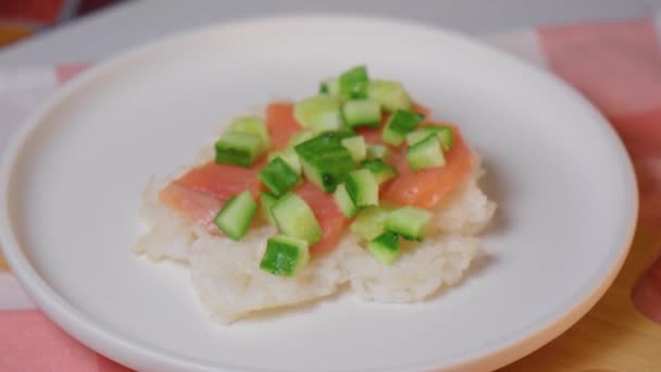 寿司ワッフルは ワッフルメーカー製のシャキッとしたご飯で 醤油サーモン カリカリのキュウリがトッピングされています — ストック動画