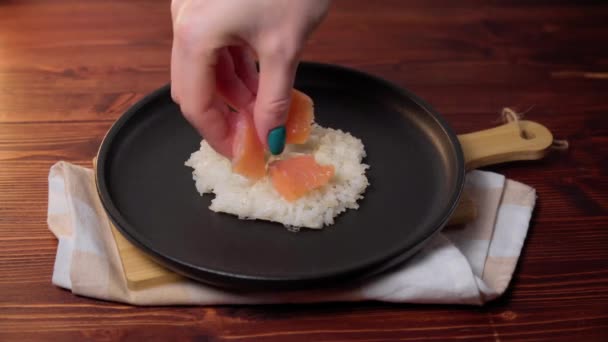 寿司ワッフルは サーモンとワッフル鉄で調理されたシャキッとしたご飯です ハイブリッド食品のトレンド — ストック動画