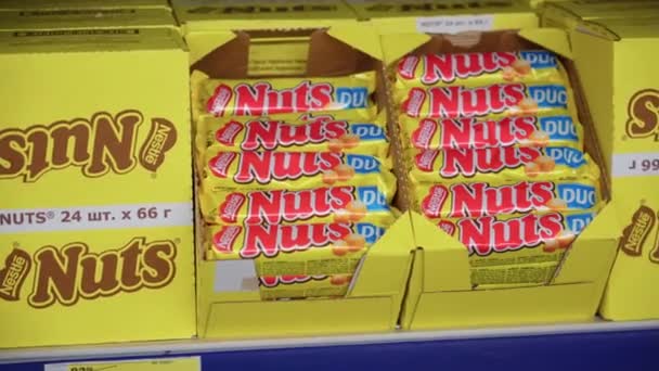 Tyumen Rusland Maart 2023 Nuts Chocoladereep Van Het Bedrijf Nestle — Stockvideo
