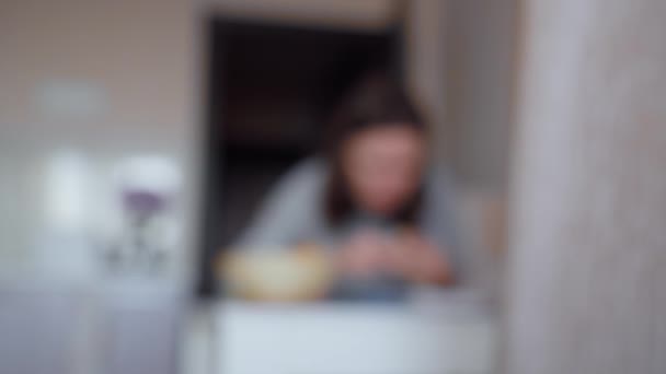 Κορίτσι Τρώει Στην Κουζίνα Στο Τραπέζι Θολή Φόντο Πρωινό Πρωινό — Αρχείο Βίντεο