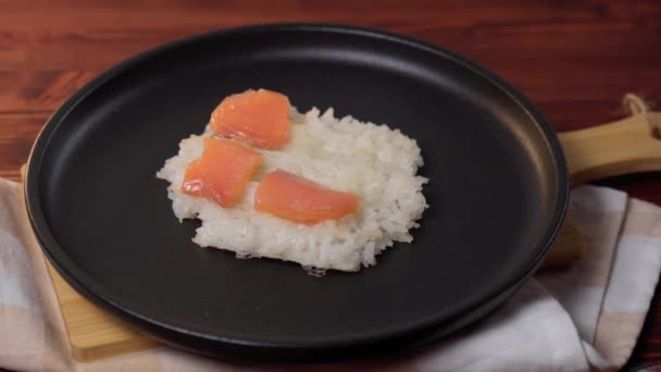 寿司ワッフルは かなり人気となっているレシピです 家庭での料理 サーモン キュウリ — ストック動画