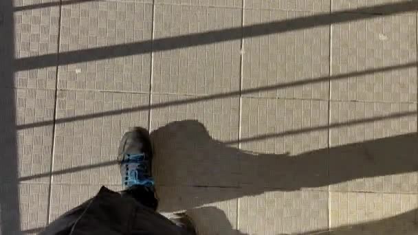 Ноги Человека Черных Ботинках Идущего Улице Видео Пова Прогулка — стоковое видео