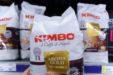 Tyumen, Rusya-26 Ocak 2023 Kimbo Maccinato kahvesi. Kimbo, İtalyan kahve ürünleri üreticisi.