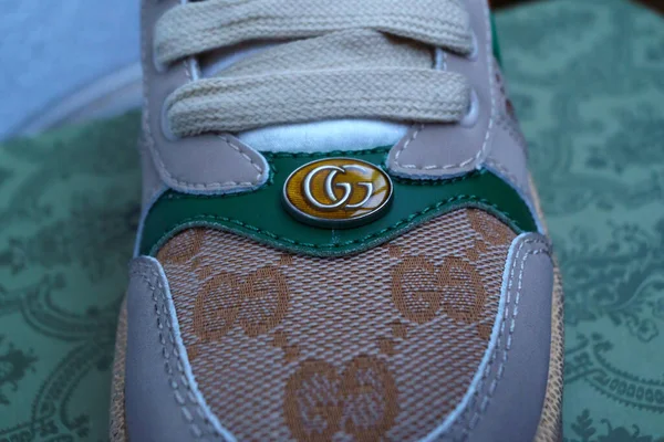 Tyumen Rusland Februari 2023 Gucci Sneakers Logo Close Stijlvol Modieus — Stockfoto