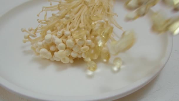 キノコやEnoki医療用 栄養補助食品 錠剤カプセル 黄金の針キノコ スローモーション — ストック動画