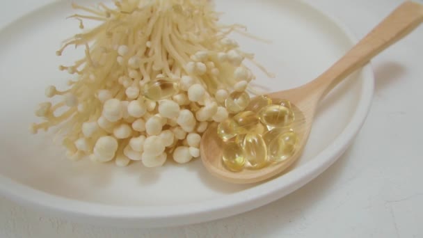 キノコやEnoki医療用 栄養補助食品 錠剤カプセル 黄金の針キノコ スローモーション — ストック動画