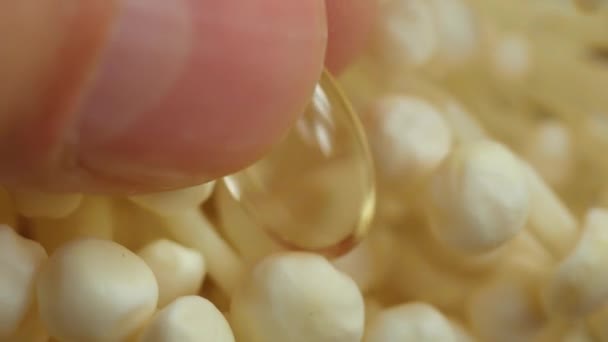 Pilze Oder Enoki Hautnah Medizinische Verwendung Nahrungsergänzungsmittel Pillen Kapseln Goldene — Stockvideo