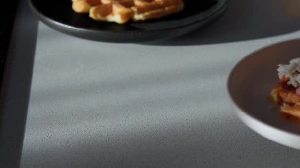 Вафлі Піци Пісочниця Вафлі Фаршировані Сиром Шинки Мариновані Огірки Тарілці — стокове відео