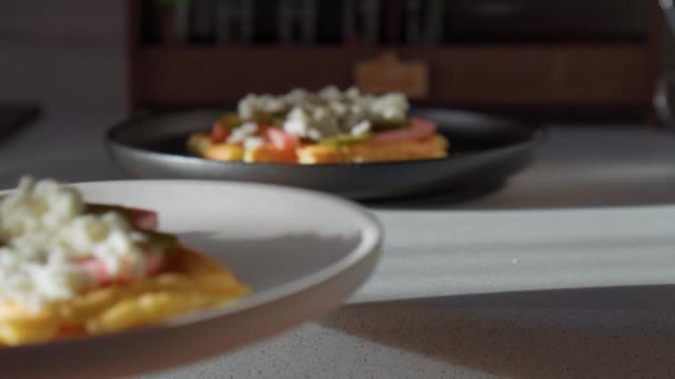 チーズでピザワッフルを食欲をそそる ハイブリッドトレンド食品 — ストック動画