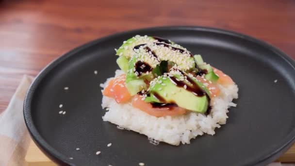 寿司ワッフルは料理プロセスです シャキッとした米ワッフルとサーモン キュウリ アボカドを振りかけた料理のトレンド — ストック動画