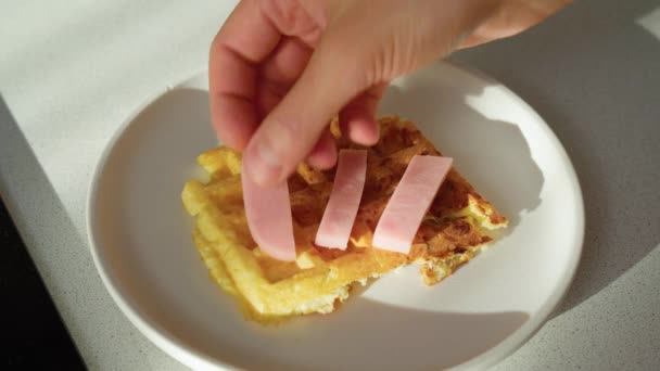 Waffle Pizza Dengan Ham Dan Acar Mentimun Dan Keju Hybrid — Stok Video