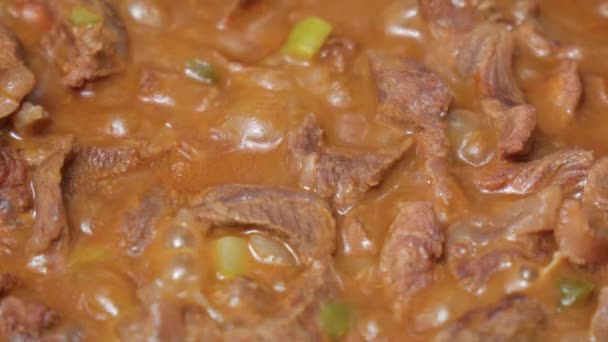 Cozinhar Carne Bovina Com Pepinos Conserva Estilo Asiático Foco Seletivo — Vídeo de Stock