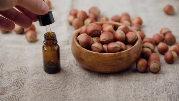 Minyak Hazelnut Untuk Kosmetik Atau Perawatan Kecantikan Pada Latar Belakang — Stok Video