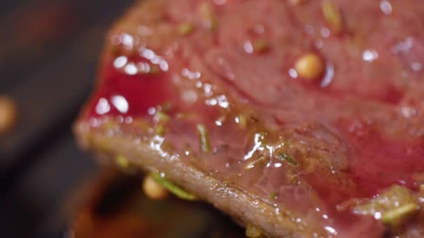 烤牛肉牛排 生鱼片 用烤肉做的古食品配方 关闭大盘 — 图库视频影像