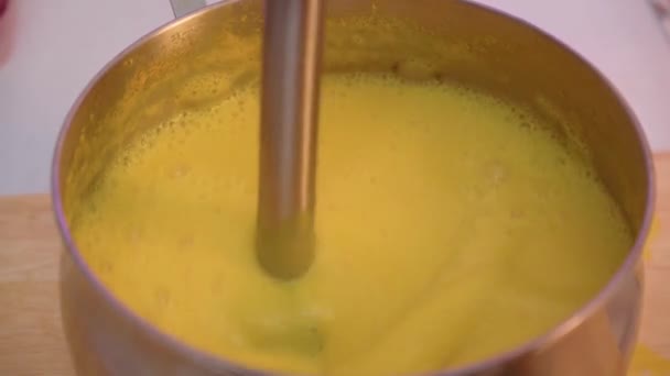 カボチャのスープの準備 ミキサーで野菜クリームスープを作るプロセス — ストック動画