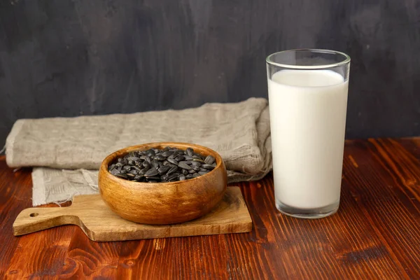 Solrosmjölk Ett Glas Råa Frön Trä Bakgrund Mjölkfritt Alternativ — Stockfoto