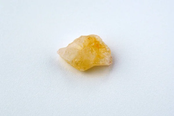 Kryształ Cytrynowego Żółtego Kwarcowego Kamienia Mineralnego Białe Tło — Zdjęcie stockowe