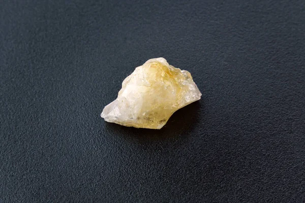 Naturalny Kamień Nieprzetworzonego Kryształu Cytrynowego Żółty Kwarc Skupienie Selektywne Czarne — Zdjęcie stockowe