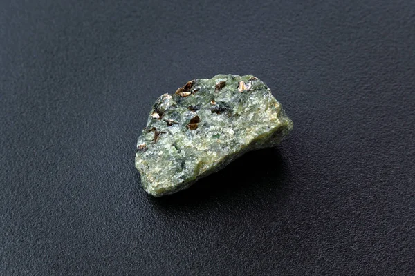 天然菊石 橄榄绿色透明生晶 — 图库照片