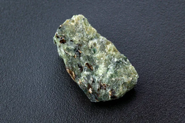 Gestein Mit Peridot Olivinem Mineral Schwarzer Hintergrund Nahaufnahme — Stockfoto