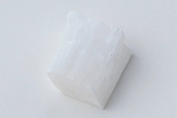 Weißes Selenit Vielfalt Des Minerals Gips Zen Meditationssteine Weißer Hintergrund — Stockfoto