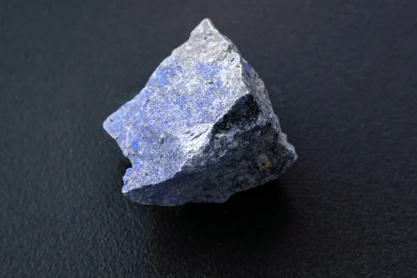 Dumortiérite Minérale Brute Est Couleur Bleuâtre Sur Fond Noir — Photo