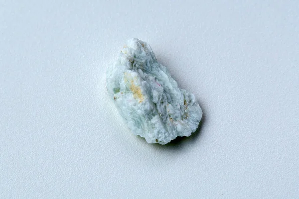 Makro Kamień Albite Mineralne Białe Tło Zbliżenie Aquamarine Albite — Zdjęcie stockowe