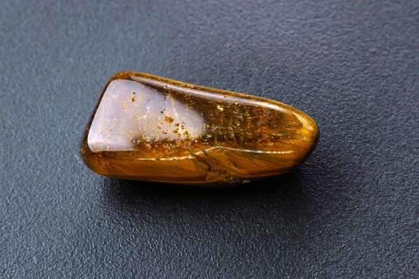 Naturalny Klejnot Mineralny Kamień Tiger Oko Kamień Czarnym Tle Zbliżenie — Zdjęcie stockowe