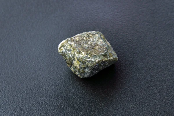 拉布拉多 天然矿物的拉布拉多石 黑色背景 收藏珠宝制作 — 图库照片