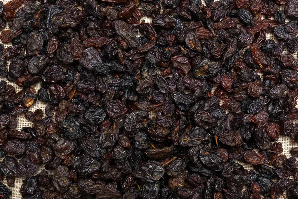 Kurumuş Siyah Kuru Üzümler Taze Organik Üzümler Arka Plan Seçici — Stok fotoğraf