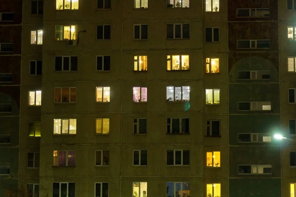 一幢多层楼房的夜窗 住宅楼宇明亮而黑暗的窗户 — 图库照片