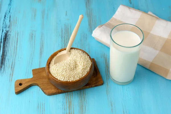 Sesamfrömjölk Ett Glas Vita Sesamfrön Ett Bord Mjölkalternativ — Stockfoto