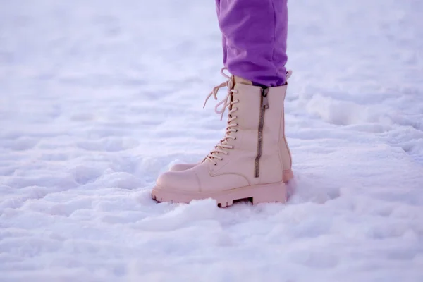 Γυναίκες Χειμωνιάτικες Λευκές Μπότες Μοντέρνο Eco Leather Επιλεκτική Εστίαση — Φωτογραφία Αρχείου