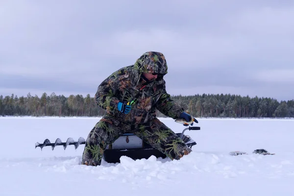 凍った湖での氷釣り 冬の釣り スポーツ冬の釣り — ストック写真